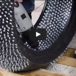 Voilà comment fabriquer des pneus cloutés !